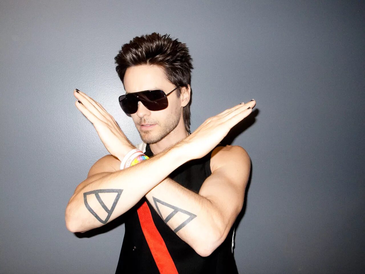 Группа t. Рэпер нилетто. Джастин бибер торс 2020. Татуировка год рождения. Сколько сейчас лет тату.