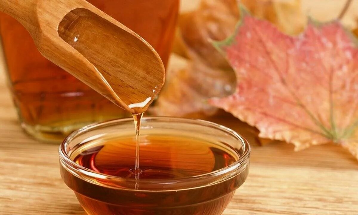 Кленовый сироп из чего делают. Кленовый сироп maple syrup. кленовый сироп канада. кленовый мед. еда в канаде кленовый сироп.