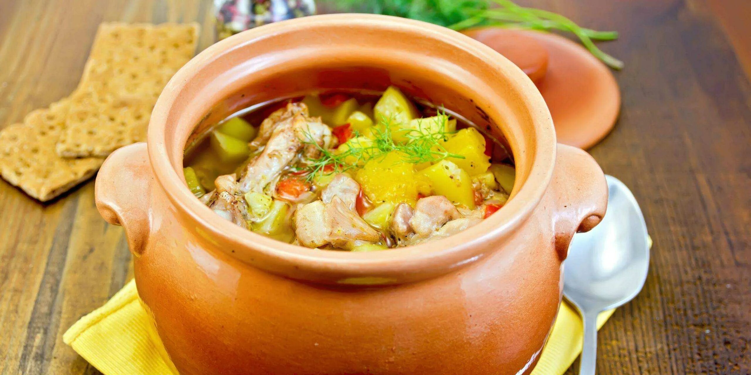 картошка с тушенкой в горшочках. горшочки в духовке с курицей и картошечкой. картошка с тушенкой в горшочках.