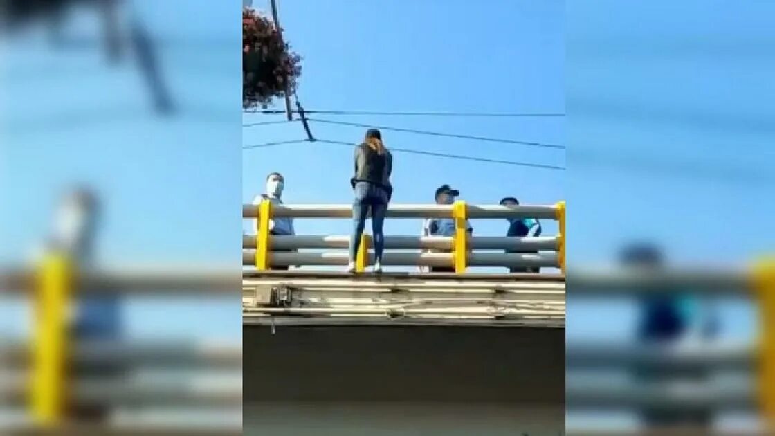 Мост миллениум обвалился. Парень на мосту. Девушка прыгнула с моста. Падение моста в москве. Девушка сбрасывается с моста.