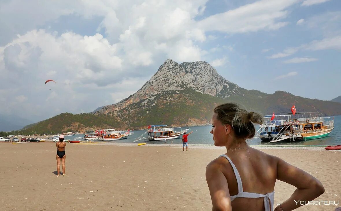 Жить в турции русским. Туристы в Турции. Турция пляж люди. Отдыхающие в Турции. Туристы на пляже в Турции.
