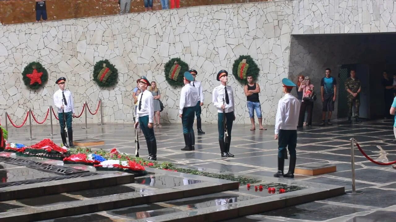 Зал воинской славы на мамаевом кургане в волгограде. Мамаев курган смена караула расписание 2024 волгоград. Мамаев курган смена караула расписание 2024 волгоград. Мамаев курган смена караула расписание 2024 волгоград. Караул на мамаевом кургане.