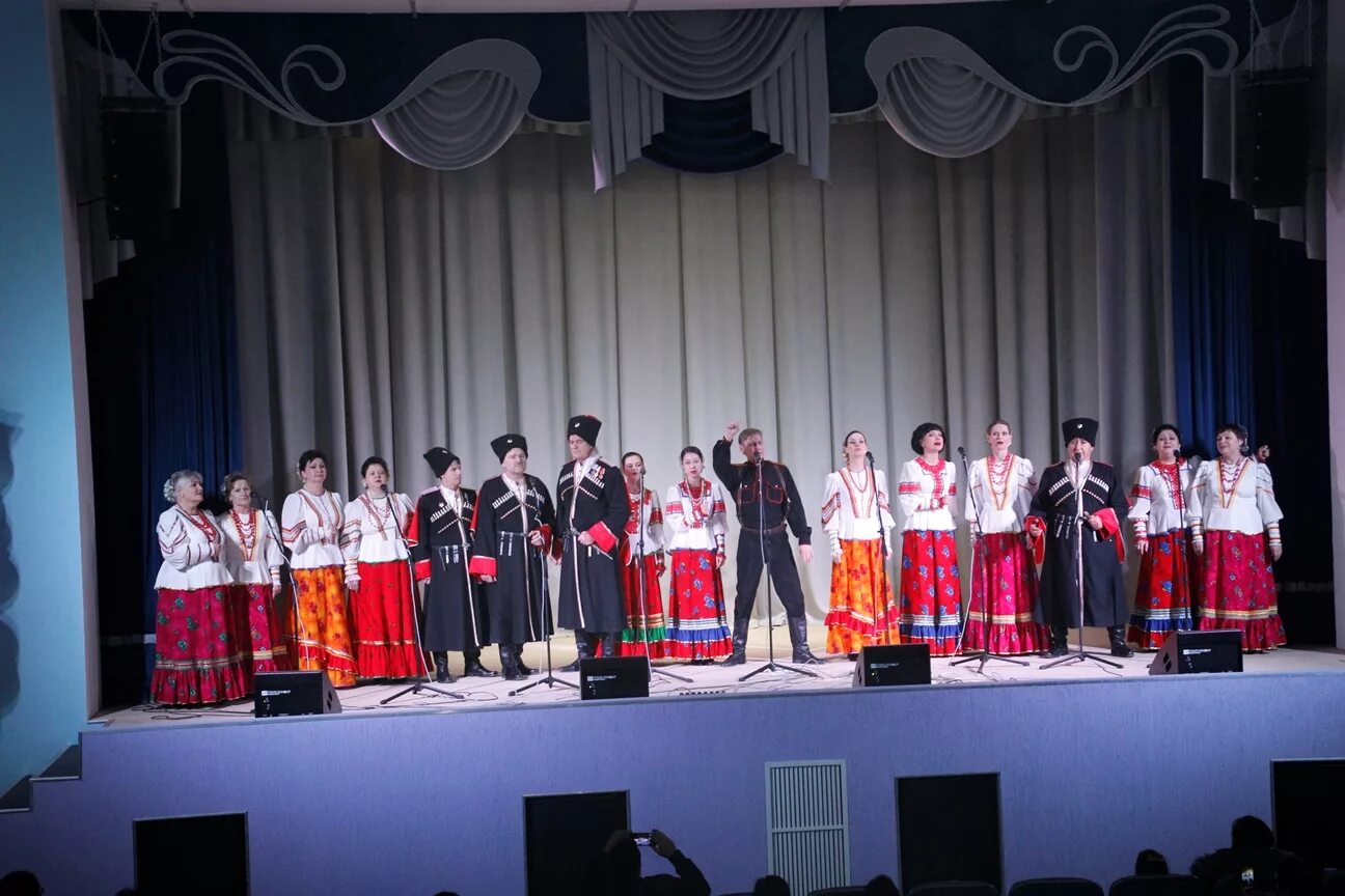 Рдк темрюк. Дк темрюк. дом культуры темрюк. городской дом культуры г. темрюк сцена. районный дом культуры г. темрюк сцена.
