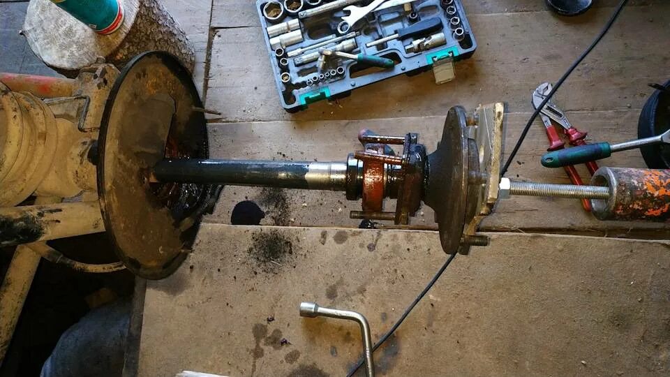 Сальник редуктора ваз 2107 переднего моста. Сальник заднего моста нива шевроле. Хвостовик заднего моста нива шевроле. Сальник задней полуоси нива. Задний мост нива шевроле.