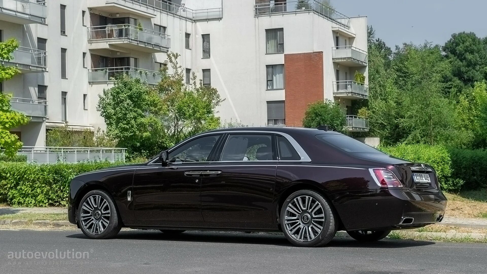 Rolling 2021. Rolls-Royce Ghost Extended, 2021. Rolls Royce Ghost 2 двери. Rolls-Royce Ghost в нутрии. Фото с выпускных 2021 Роллс Ройс.