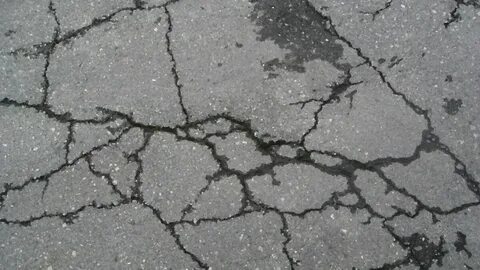 Асфальт треснул