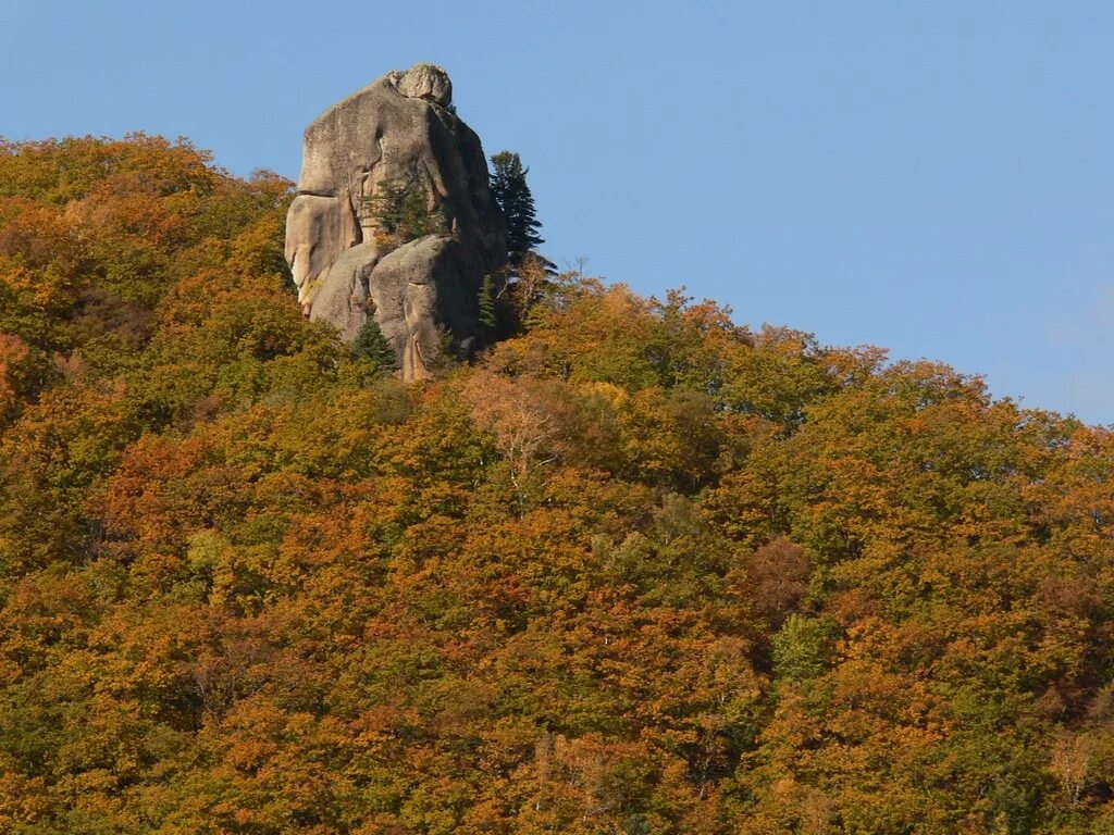 Погода беневское. Беневские столбы Приморский край. Беневские скалы Приморский край. Беневское Лазовский район. Маяк Беневской Приморский край.