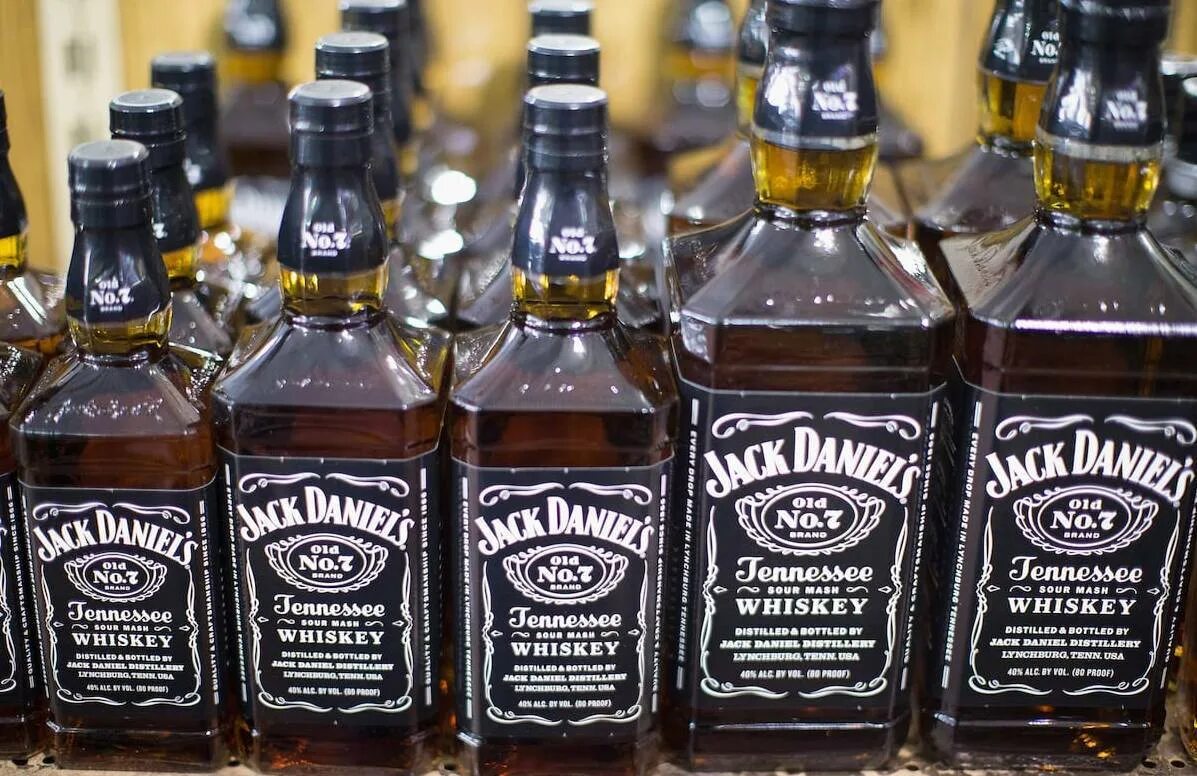 Джек дэниэлс это. Виски Джек Дэниэлс. Виски Jack Daniels. Виски Джек Дэниэлс Теннесси. Джек Дэниел'с Теннесси виски.