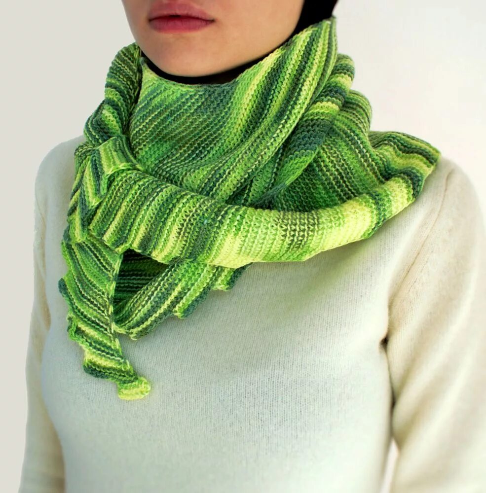 Необычные шарфы. Необычные вязаные шарфы. Трикотажный шарф. Вязаные шарфики необычные. Зеленый шарф купить