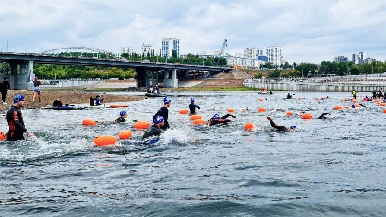 Вода в реках уфы. Xwaters заплывы. Под мостом. Заплыв x Waters. Массовый заплыв на лодках по реке.