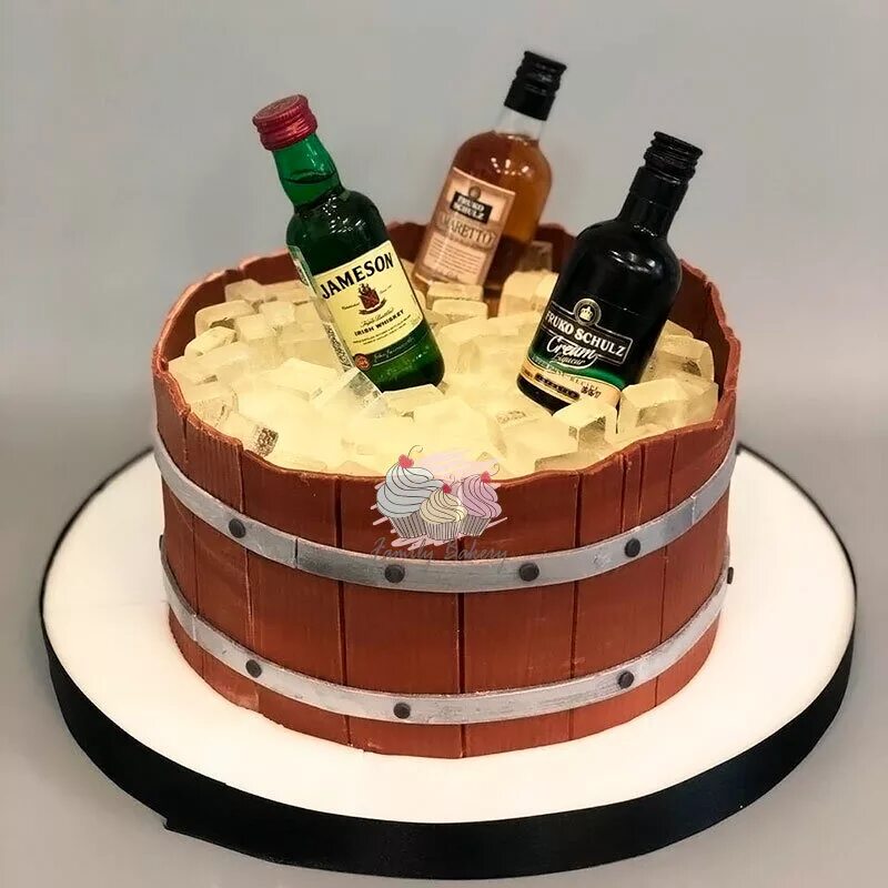 Бутылка с днем рождения мужчине. Торт с бутылочкой виски. Торт для мужчины. Торт для мужчины с бутылкой. Мужской торт с бутылкой виски.
