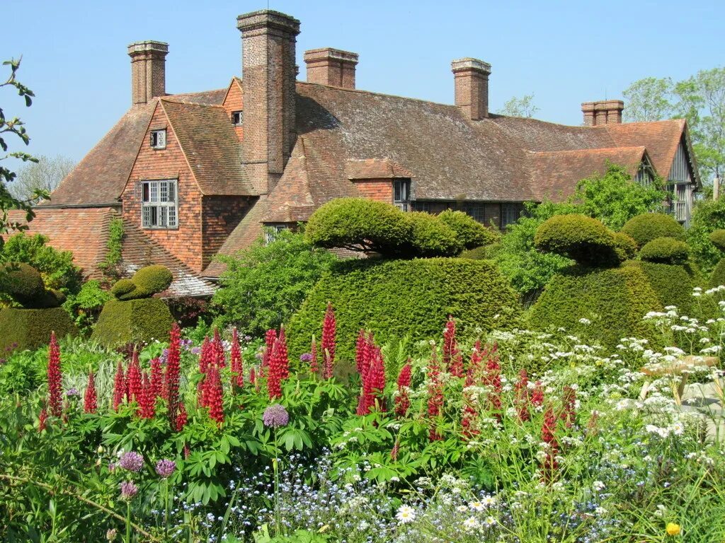 Plant england. Левенс Холл Гарден Англия. Garden Tour Англия. Английский сад Левенс Холл. Сассекс Англия природа.