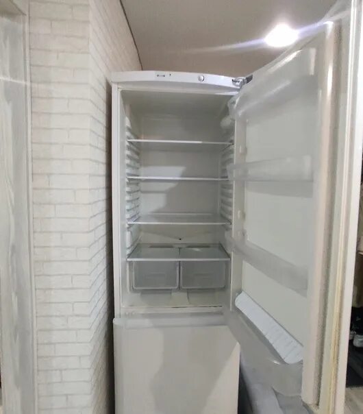 Индезит холодильник st145028 двухкамерный. Индезит lb160r холодильник двухкамерный. Холодильник индезит гудит