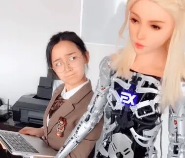 Видео с роботом куклой