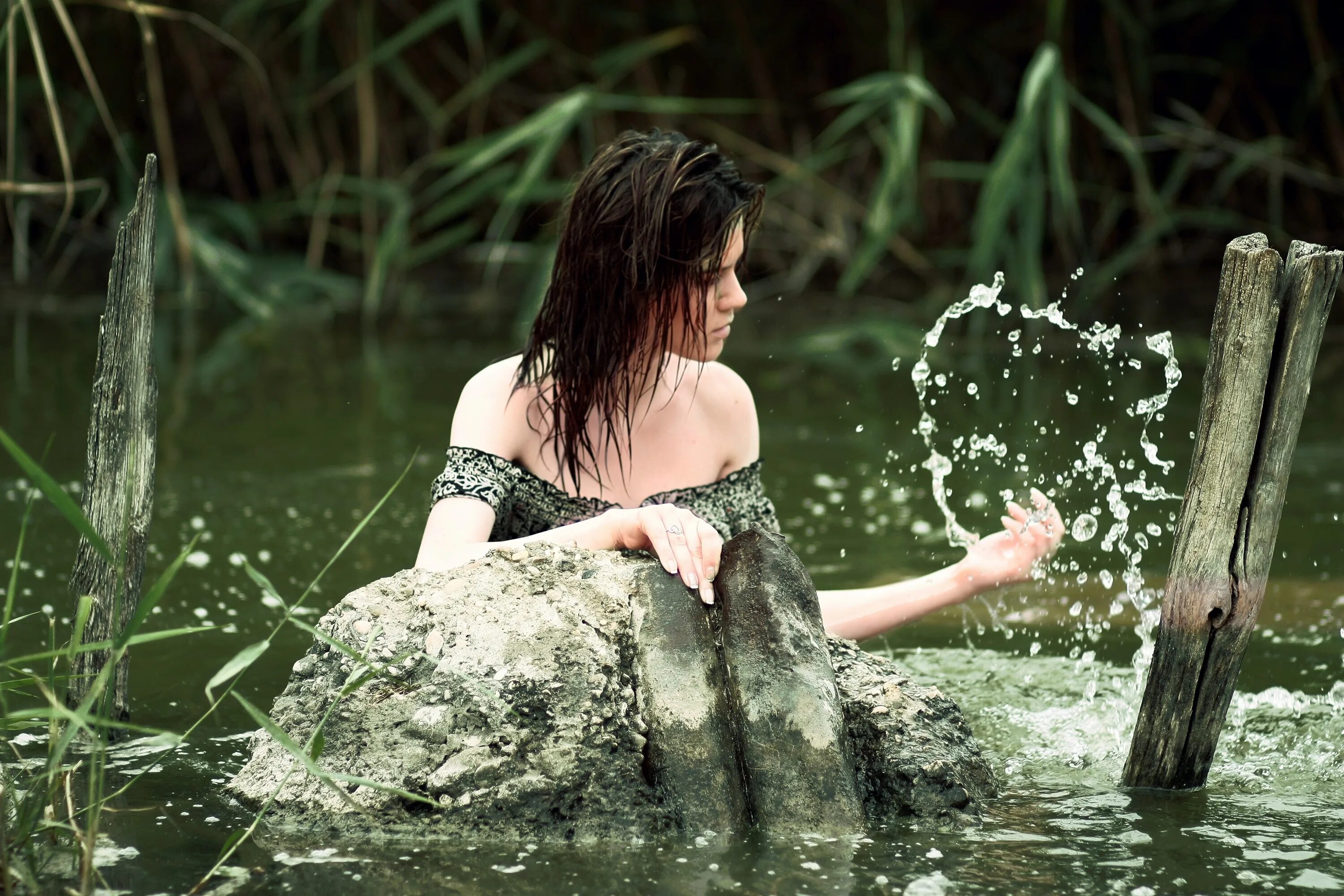 Красивые девушки в воде. Женщина вода. Фотосессия в воде. Девчонки у воды. Песня дика вода