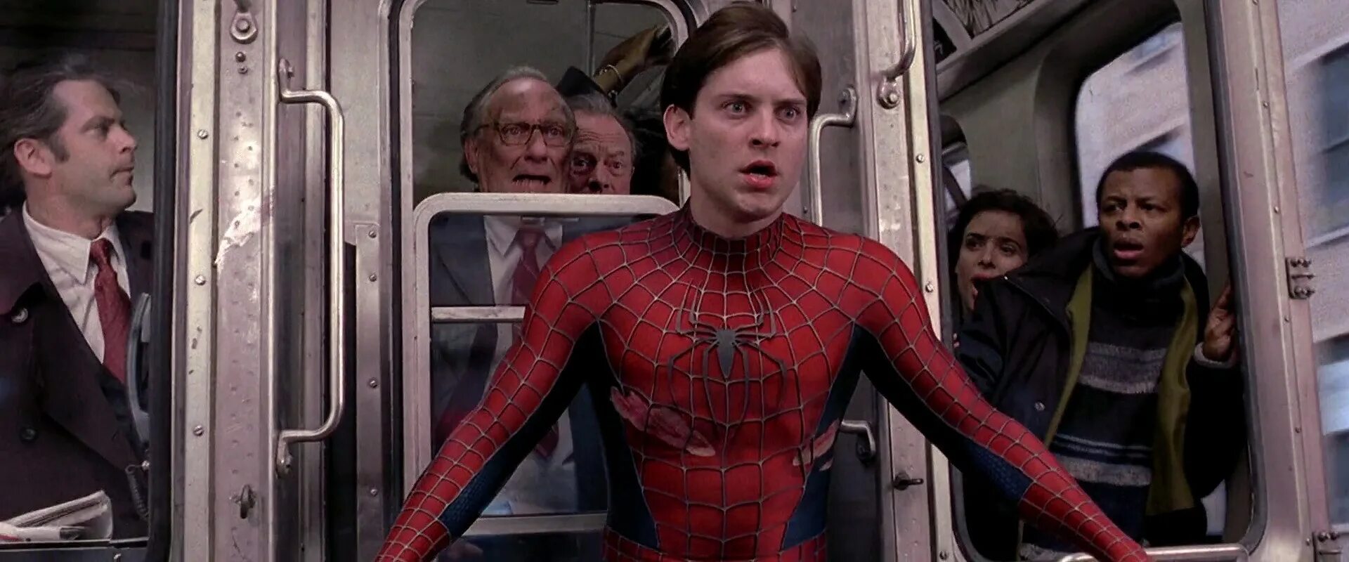 человек-паук тоби магуайр останавливает поезд. тоби магуайр держит поезд. человек паук 2 поезд. человек паук останавливает поезд. тоби магуайр держит поезд.