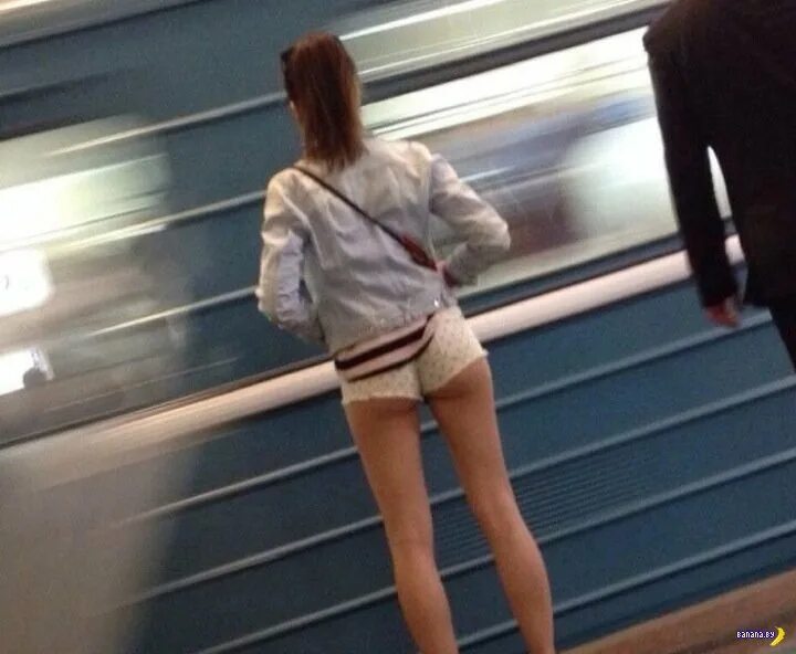 Девушка в белых трусиках попалась на камеру в метро