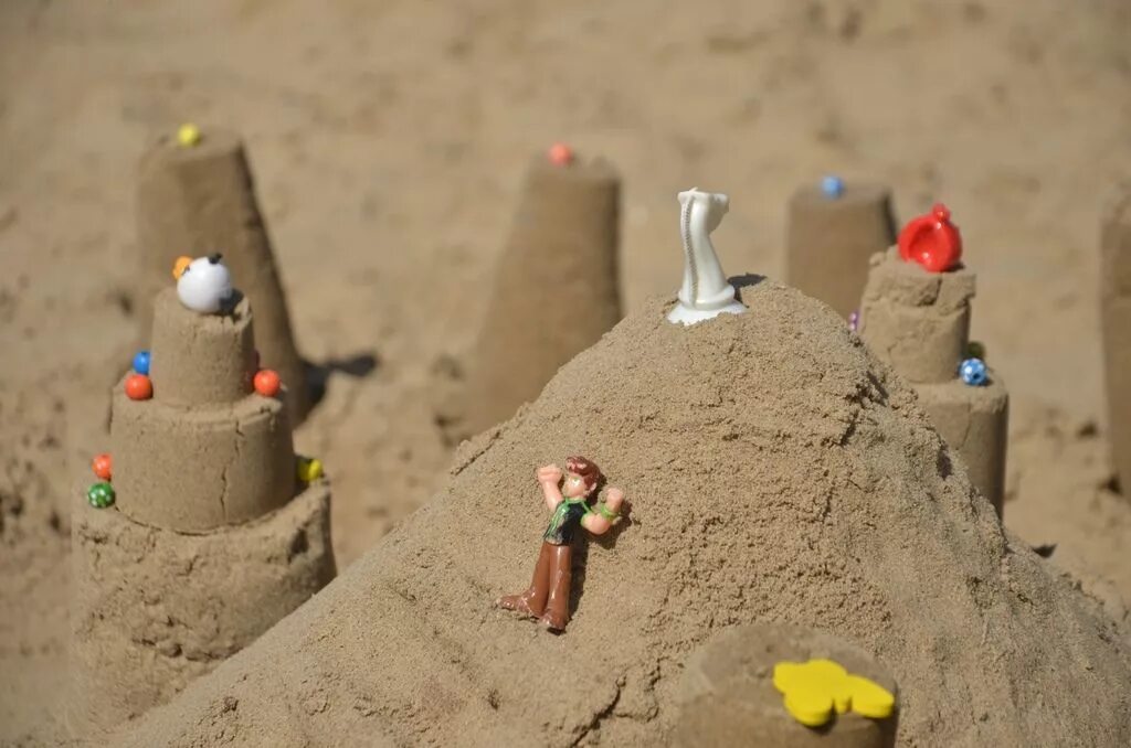 Лепим песком. Замки из песка для детей. Постройки из песка. Замок из песка в песочнице. Фигуры из песка в детском саду.