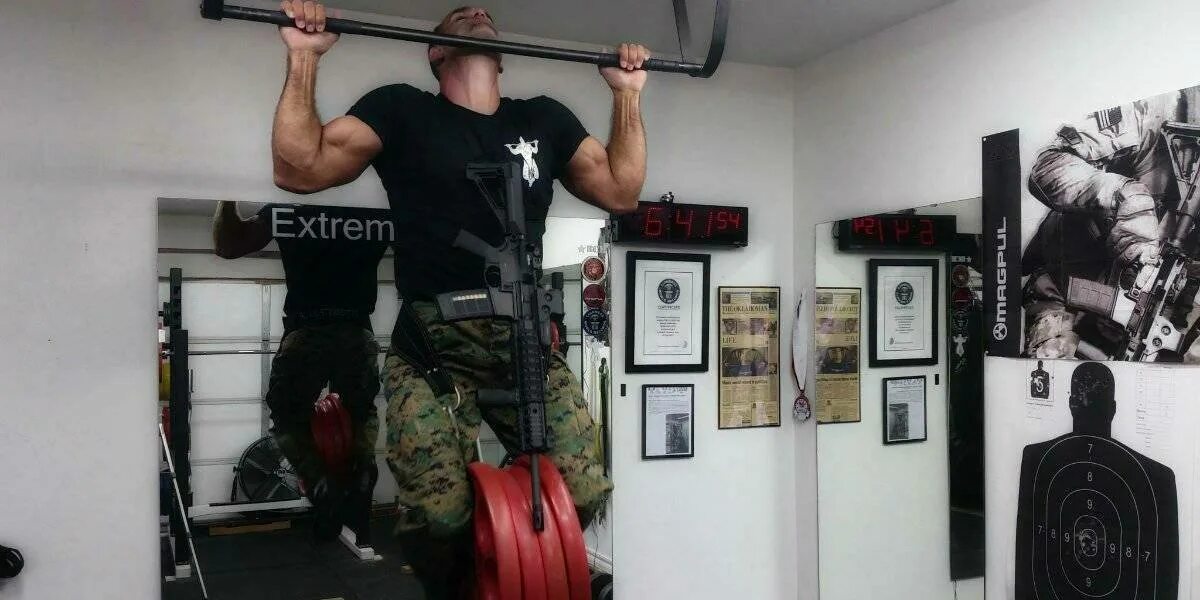 Подтягивания с весом. Подтягивания с грузом. Подтягивания с грузом. Утяжелители для турника. Подтягивания с грузом.