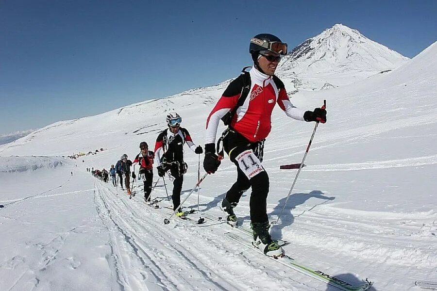 Лыжный спорт выносливость. Выносливость лыжи. Выносливость лыжника. Подниматься в гору на лыжах. Лыжник подъем.