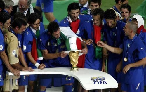 Финал чм 2006 франция-италия. Сборная италии 2006. Italy 2006 world cup. Сборная италии по футболу 2006. Фабио каннаваро чм 2006.