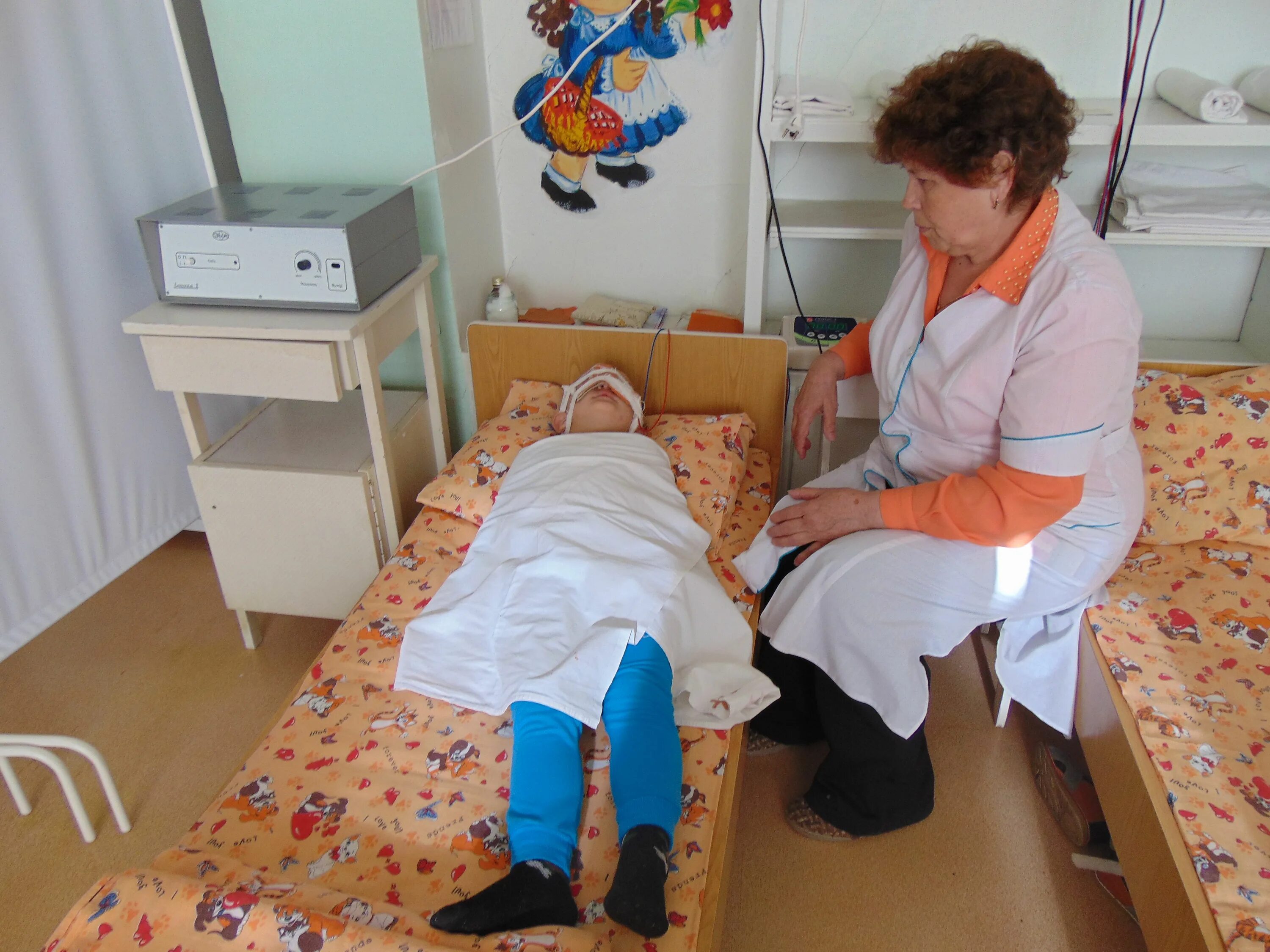 Детская больница массаж. Массажист в детской областной больнице. Лечебный массаж для детей. Мед реабилитация детей. Физиотерапия инвалидов.