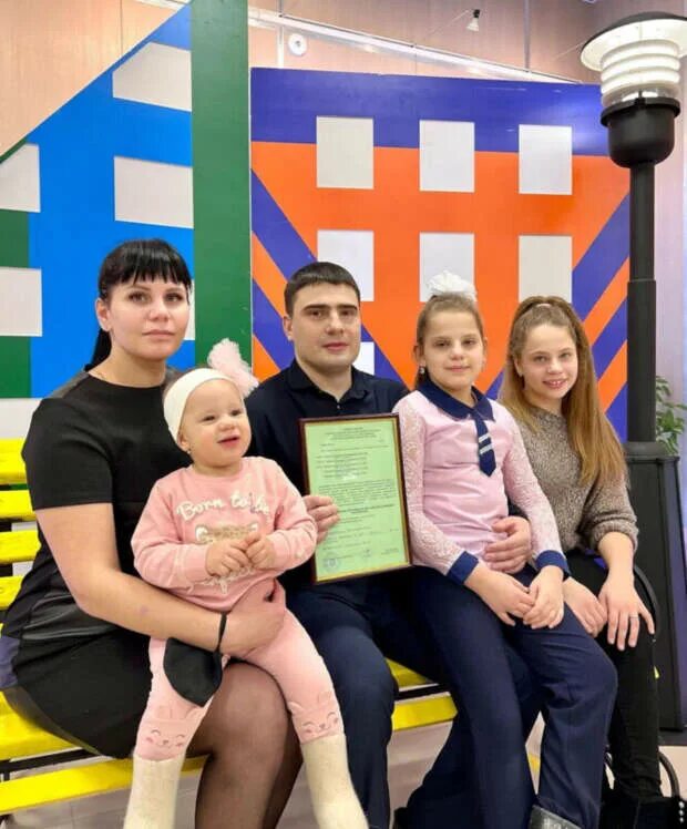 Молодая семья фото. Молодая семья янао 2024 условия. Новый уренгой 2021. Сертификат молодая семья ямал. Молодые семьи.