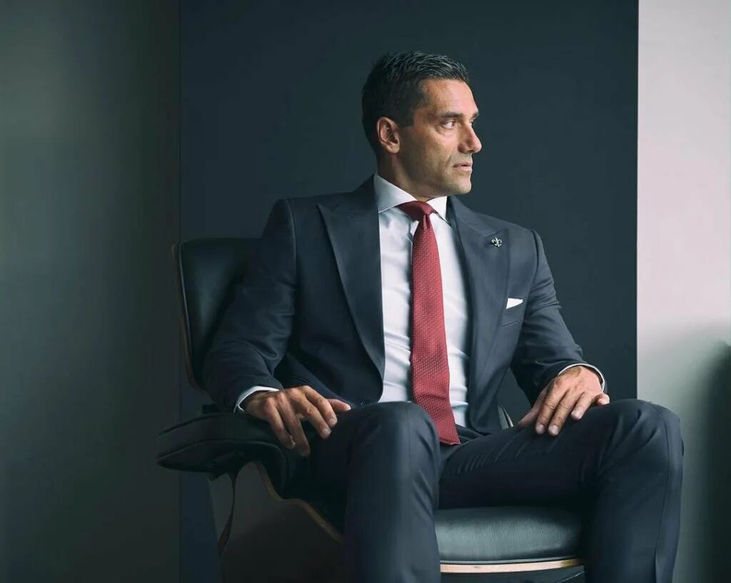 Молодой бизнесмен. Молодой человек в костюме. Успешный человек. Успешный мужчина. Бизнесмен.