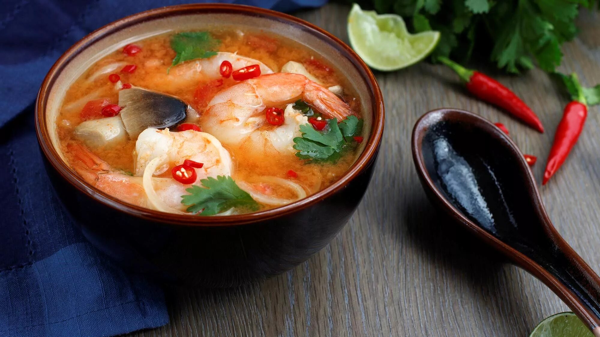 Тайский суп том ям. Соус Tom Yum. Тайский суп том ям с креветками. Том янг рецепт в домашних условиях