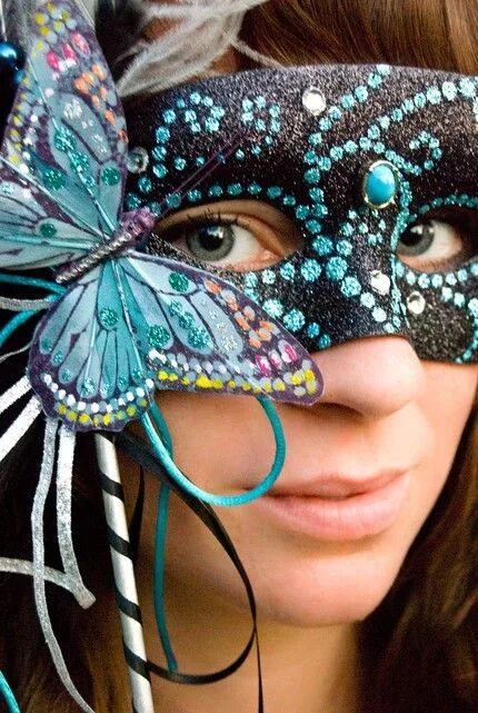 Маска "бабочка". Маскарадная маска бабочка. Маска бабочки для карнавала. Карнавальная маска из фоамирана. Кто был в маске бабочки