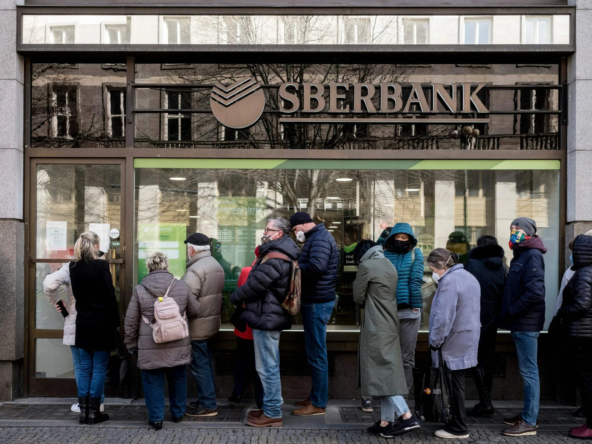 Sanctions banks. Очереди в банки. Очередь в Сбербанке. Очередь в Банкомат. Очередь в банк.