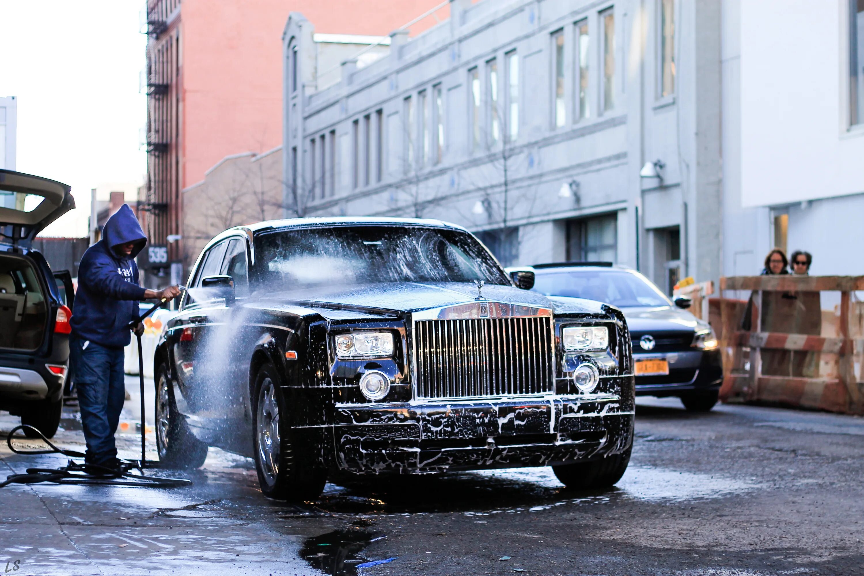 Роллс Ройс в Нью Йорке. Phantom Rolls Royce мойка. Rolls-Royce Phantom Wash. Роллс Ройс Москва Сити. Найками роллс