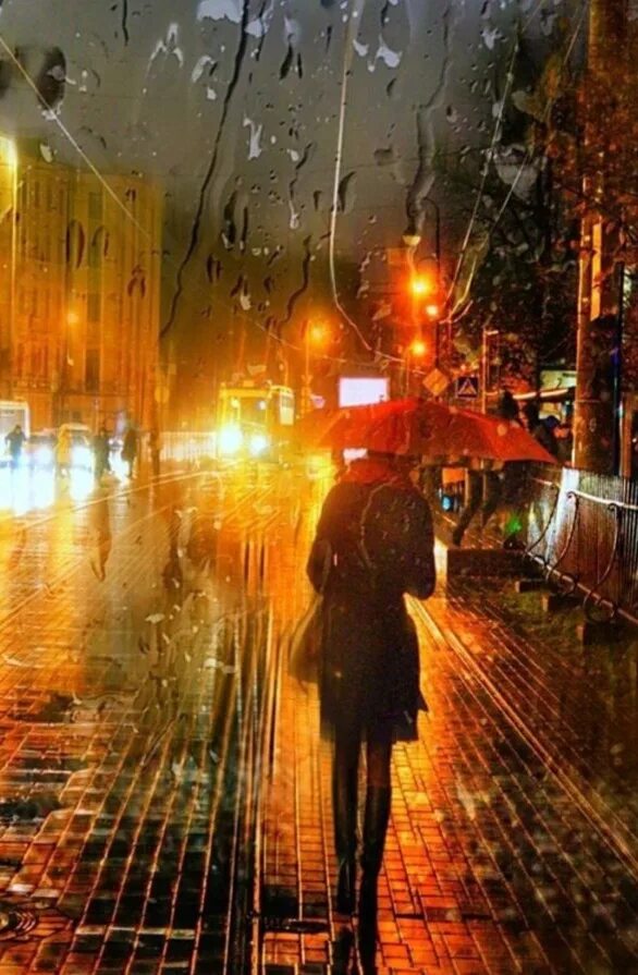 Короткий дождь предложение. Человек простужен осень. Обои для телефона город дождь вертикальные человек рисунок ночь. Фото яркий осенний городской урбанистичный уличный пейзаж для мужчин.