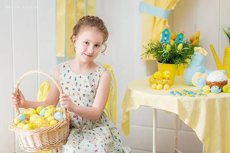 пасхальные для детей красивые. пасхальные яйца для детей. девочка пасха. фотосессия на пасху для детей.