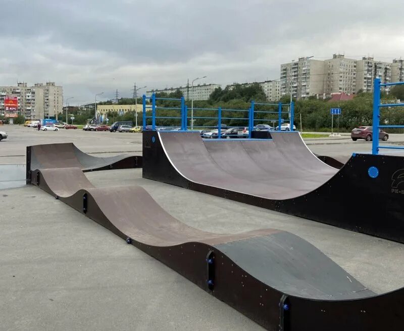 Скейт парк в кировске. Бетонный скейт парк мурманск. Скейт парк мурманск. Спайн скейт парк. Полярные зори скейт парк.
