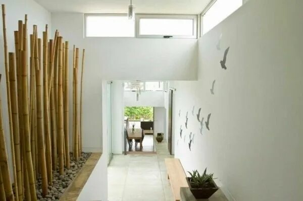 decorative bamboo poles hallway decoration ideas natural materials Wohnzimmer ge