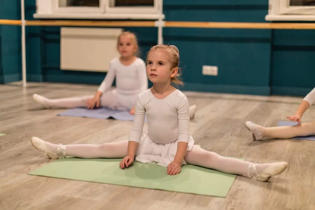 Ребенок занимается балетом. Классический танец дети. Ребенок занимается балетом. Ребенок занимается балетом. Классическая хореография для детей.