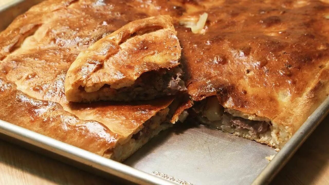 Рецепт быстрого пирога с мясом. Мясной пирог на кефире с фаршем. пирог с мясом на кефире в духовке. мясной пирог на кефире в духовке. заливной пирог с мясом на кефире в духовке.