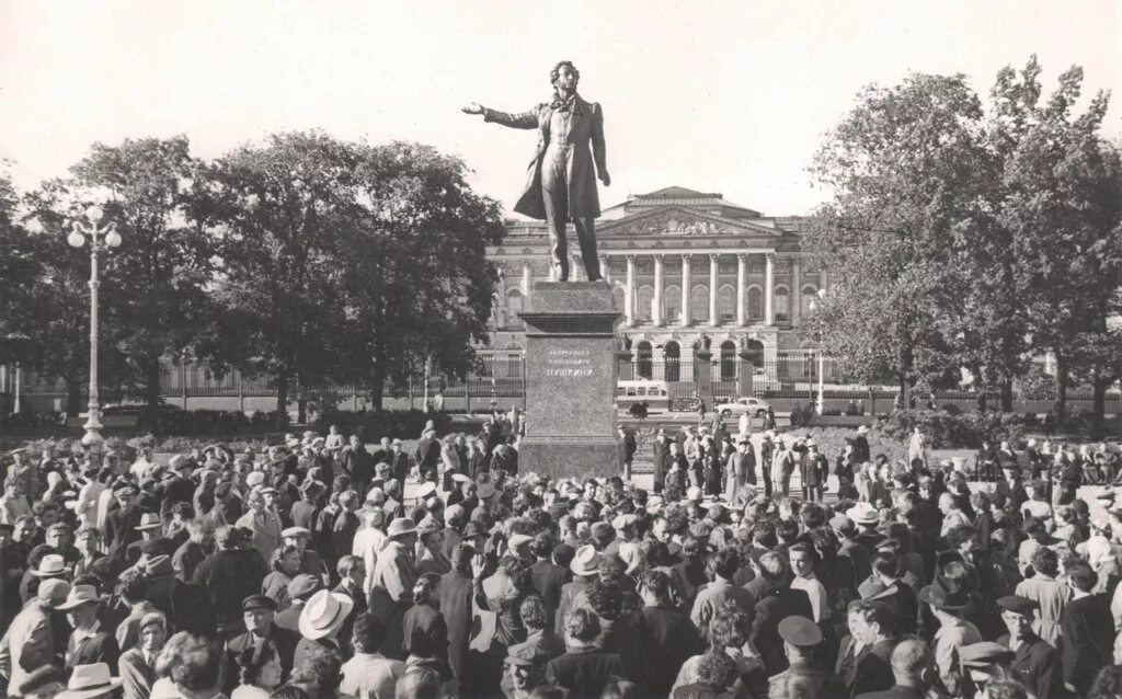 1957 год первый в истории. Скульптор Аникушин памятник Пушкину. Памятник Пушкину Аникушина в Санкт-Петербурге. Памятник Пушкину Аникушин площадь искусств. Памятник Пушкину 1957 Ленинград Аникушин.