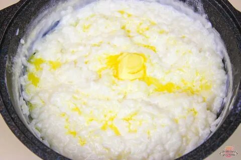Рисовая каша на плите молоке в кастрюле