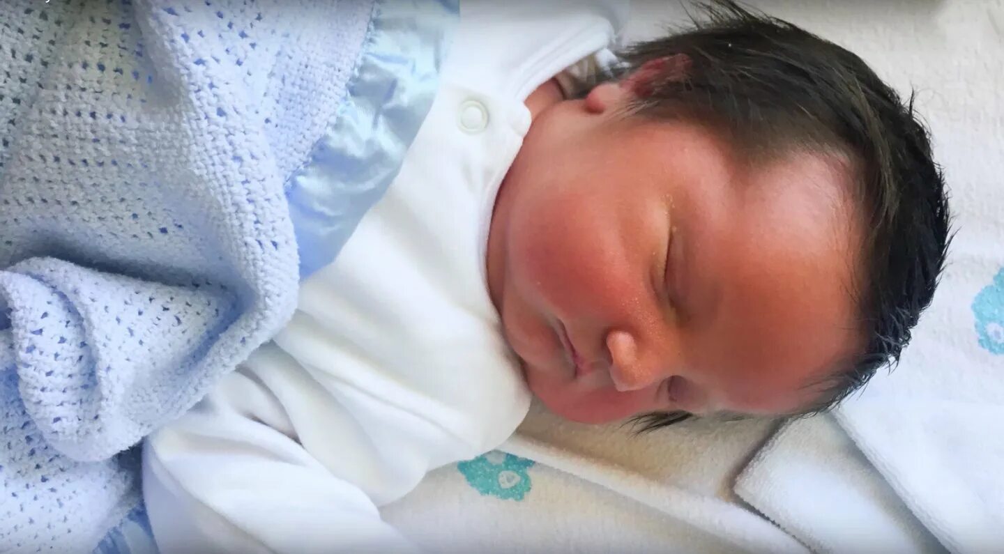 Младенцы в родильном доме. Рожденный мальчик 21 ноября. Мальчики рожденные 15 ноября. Новорождённая девочка в роддоме. Мальчики рожденные 15 ноября.