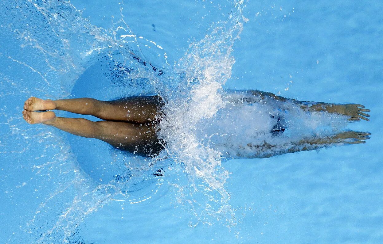 Dive into me. Вода плавание. Пловец в воде. Пловец ныряет в воду. Нырять в бассейн.