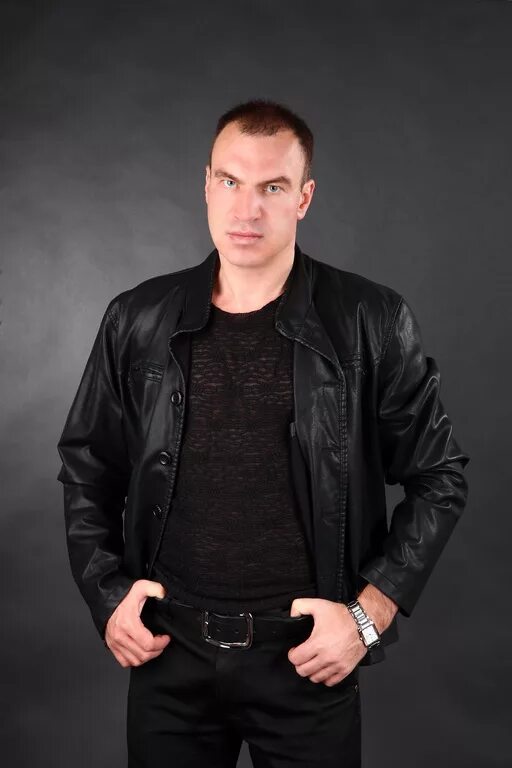 парни в бейсболке и куртке. эстетика мафиози парень. крутые бандиты. мужчина бандит. мафиози.