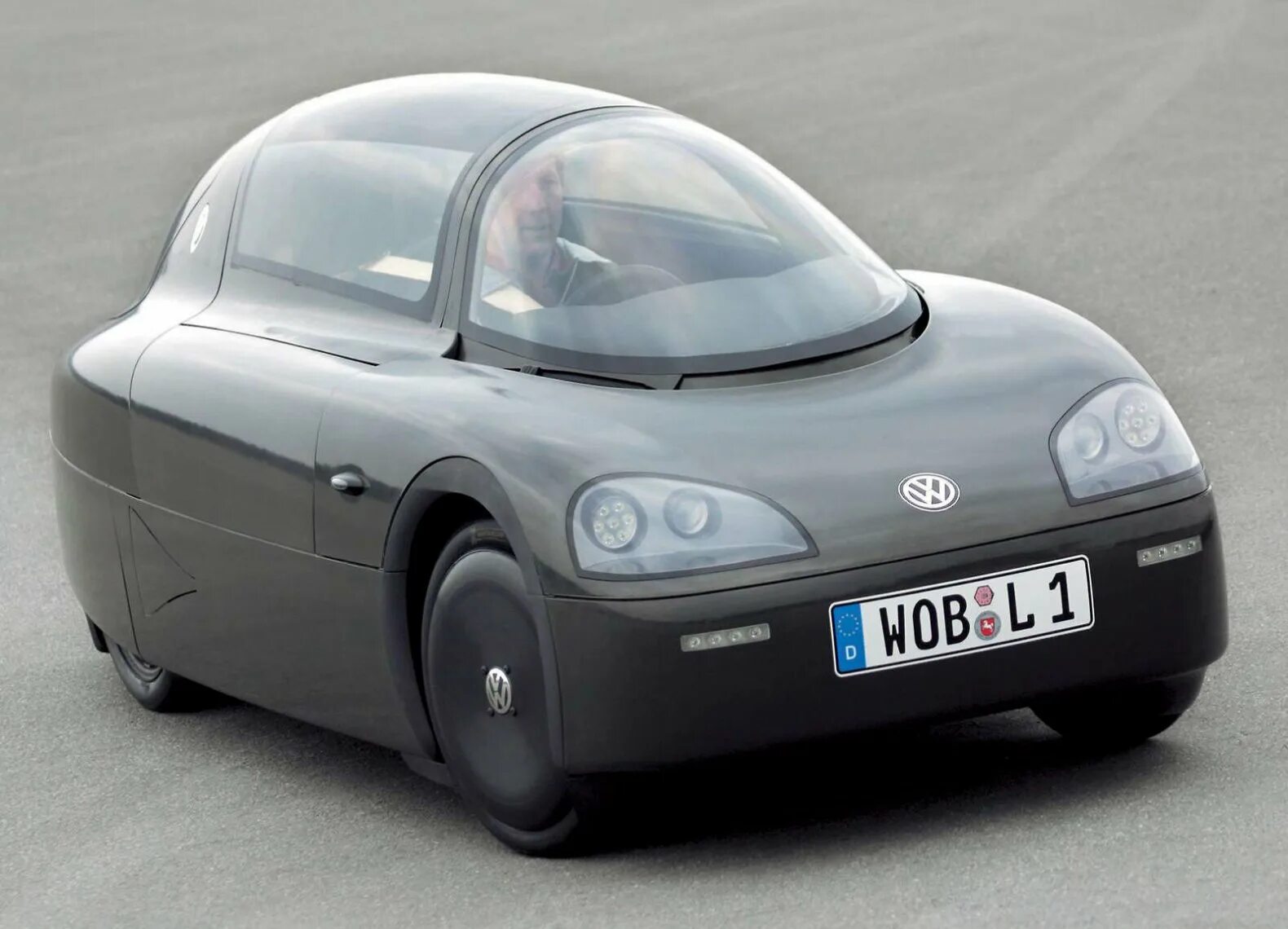 Автомобили с двигателем 1 литр. VW 1 Liter Concept 2002. Фольксваген концепт 2002. Концепт Volkswagen 2003. Страшные машины.