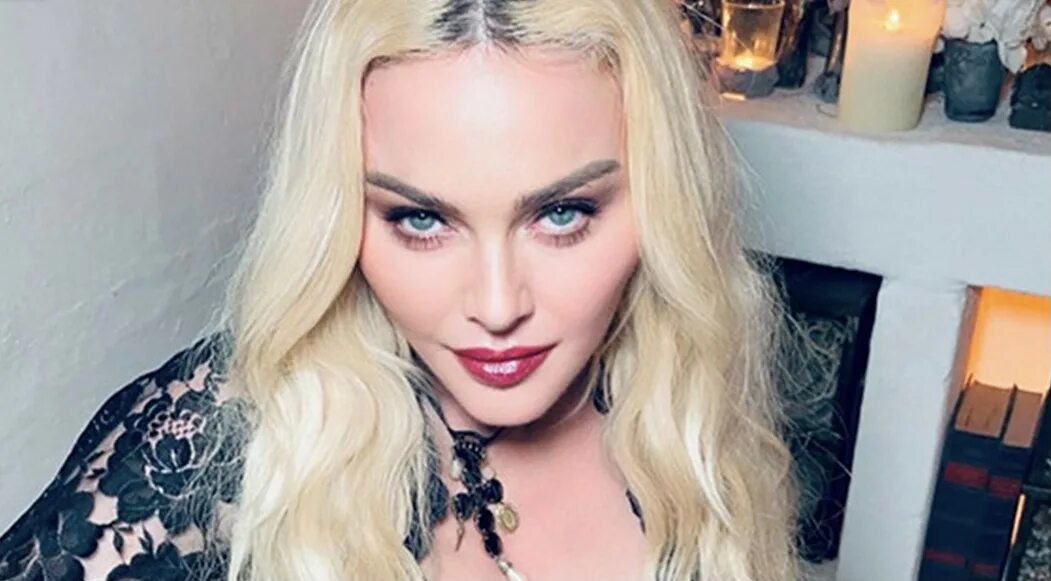 Мадонна я вижу. Мадонна оголила грудь. Мадонна выходы на ковровую. Madonna singer. Мадонна в молодости.