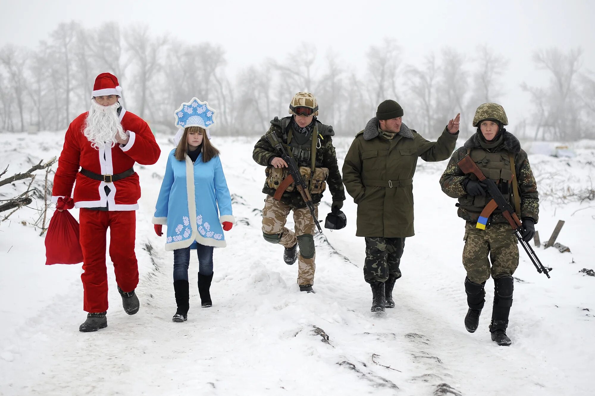 Военный новый год. Армейский новый год. Солдат новый год. Новогодний солдат.