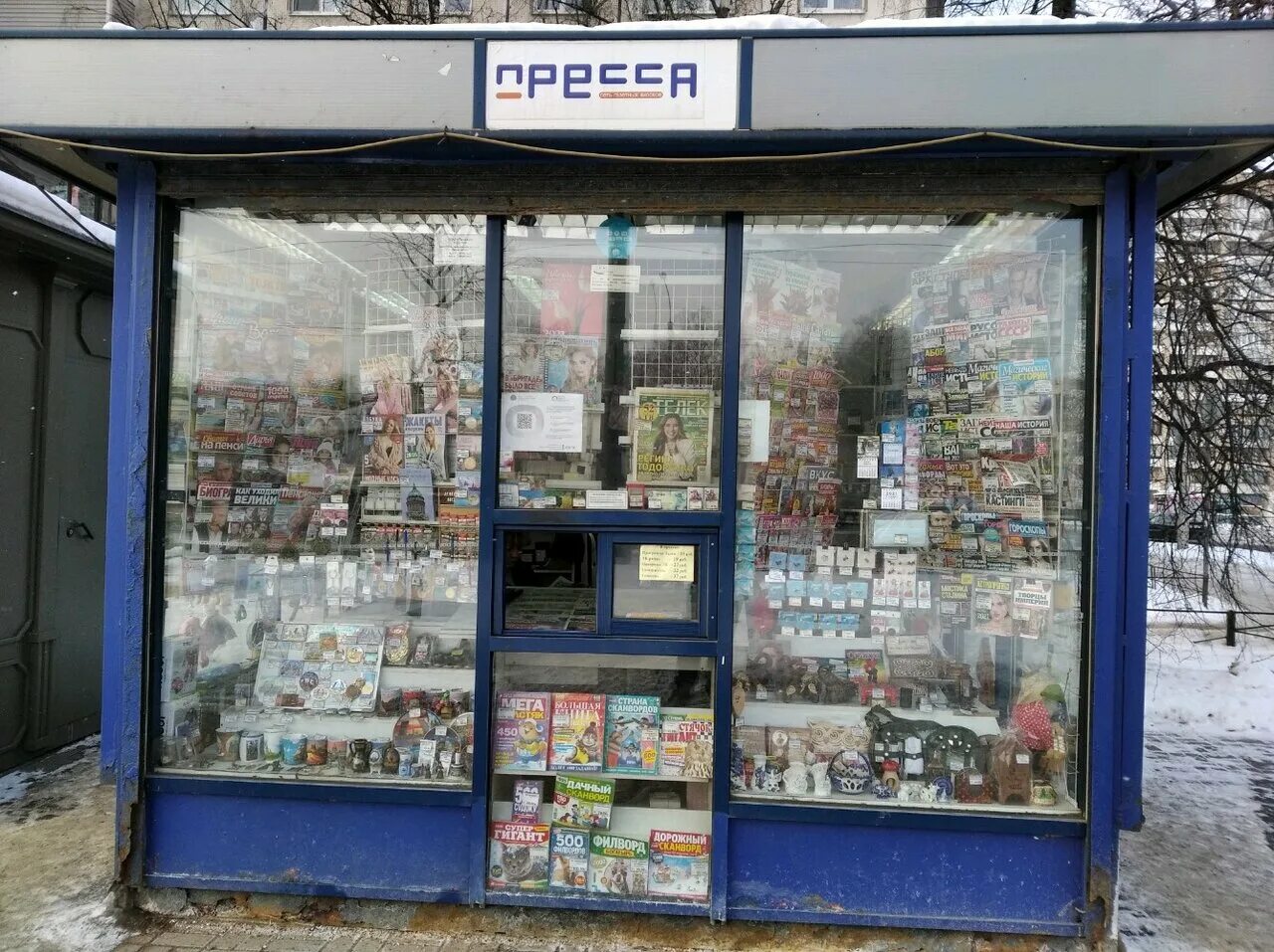Первая полоса в метро. Первая полоса на метро садовая. Спб греческий проспект 22. Киоск первая полоса спб. Первая полоса ассортимент.