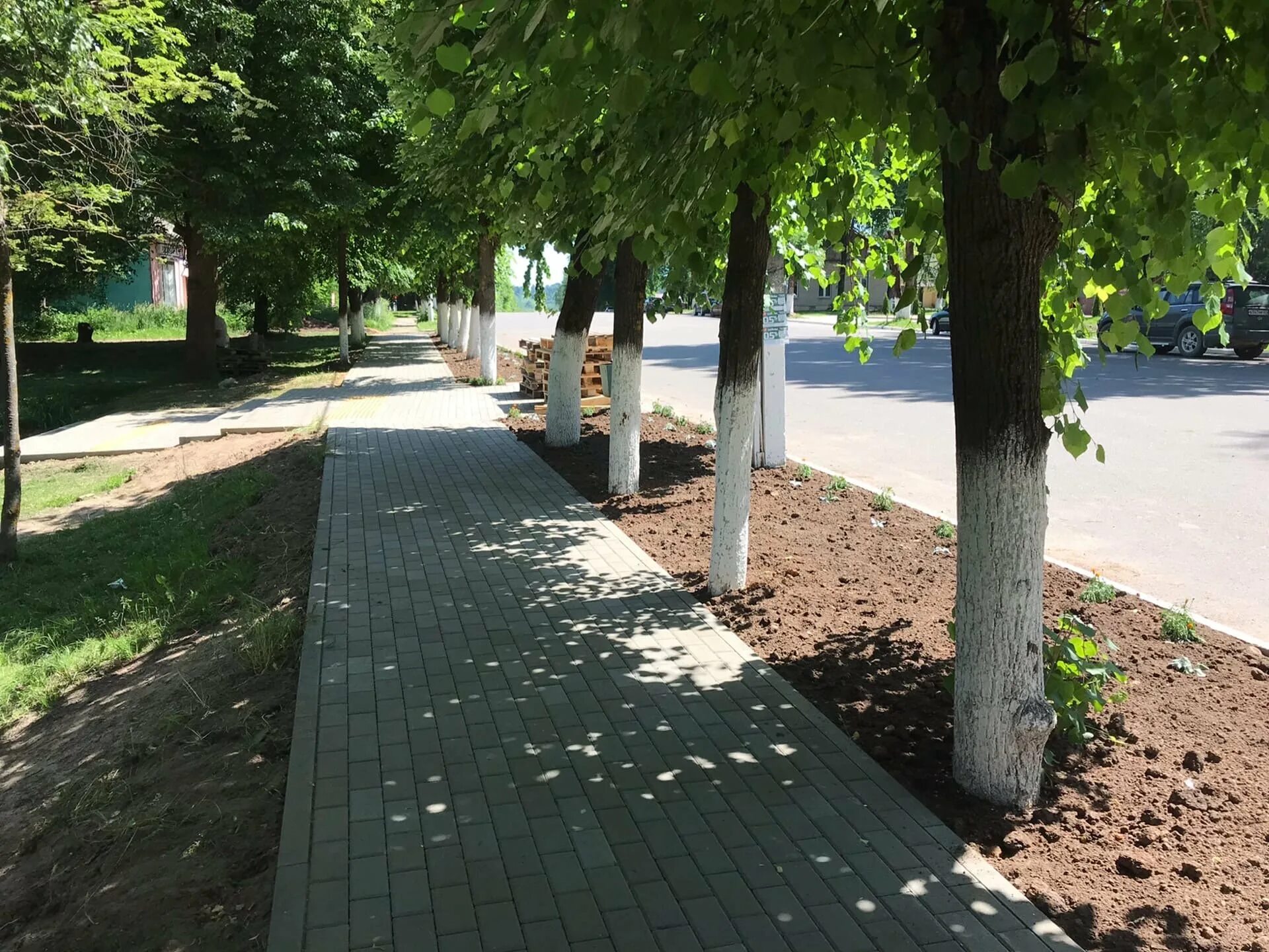 Тротуары примыкание к проезжей части бортовой камень фото. Благоустройство пешеходных дорожек. Тротуары примыкание к проезжей части бортовой камень фото. Тротуары старая майна. Пешеходный переход.