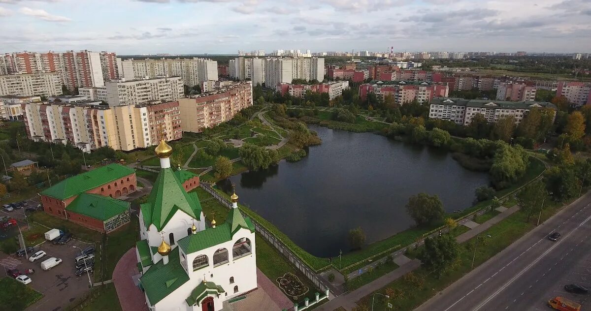 Новокосино москва фото. Новокосинский пруд новокосино. суздальский пруд в новокосино. салтыковский пруд новокосино. пруд новокосино храм.