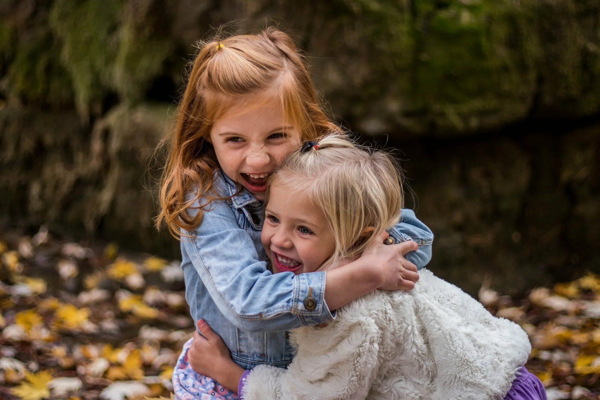 Lesbian little girl. Девочки подружки. Объятия детей. Ребенок. Маленькие девочки подружки.